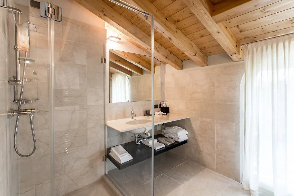 **** Aparthotel Villa Mughetto Gardone Riviera Italien